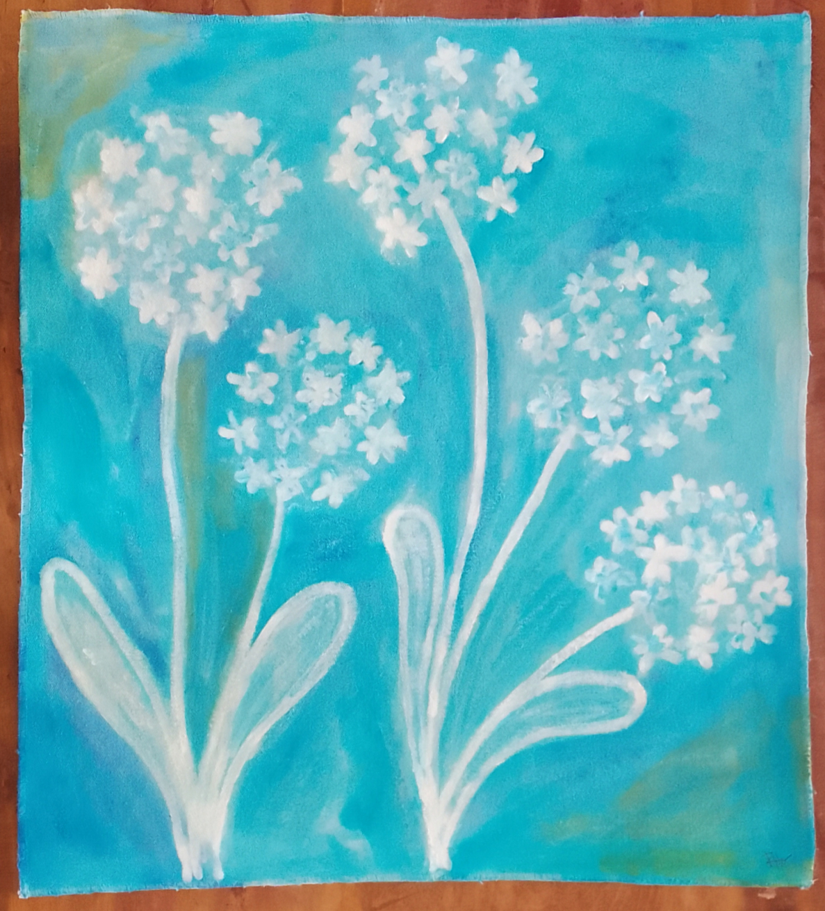 Fundo tons de azul e flores brancas.jpg